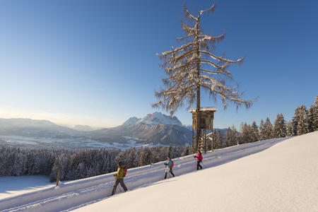 Winterwandern in der Region St. Johann in Tirol mit Blick auf den Wilden Kaiser