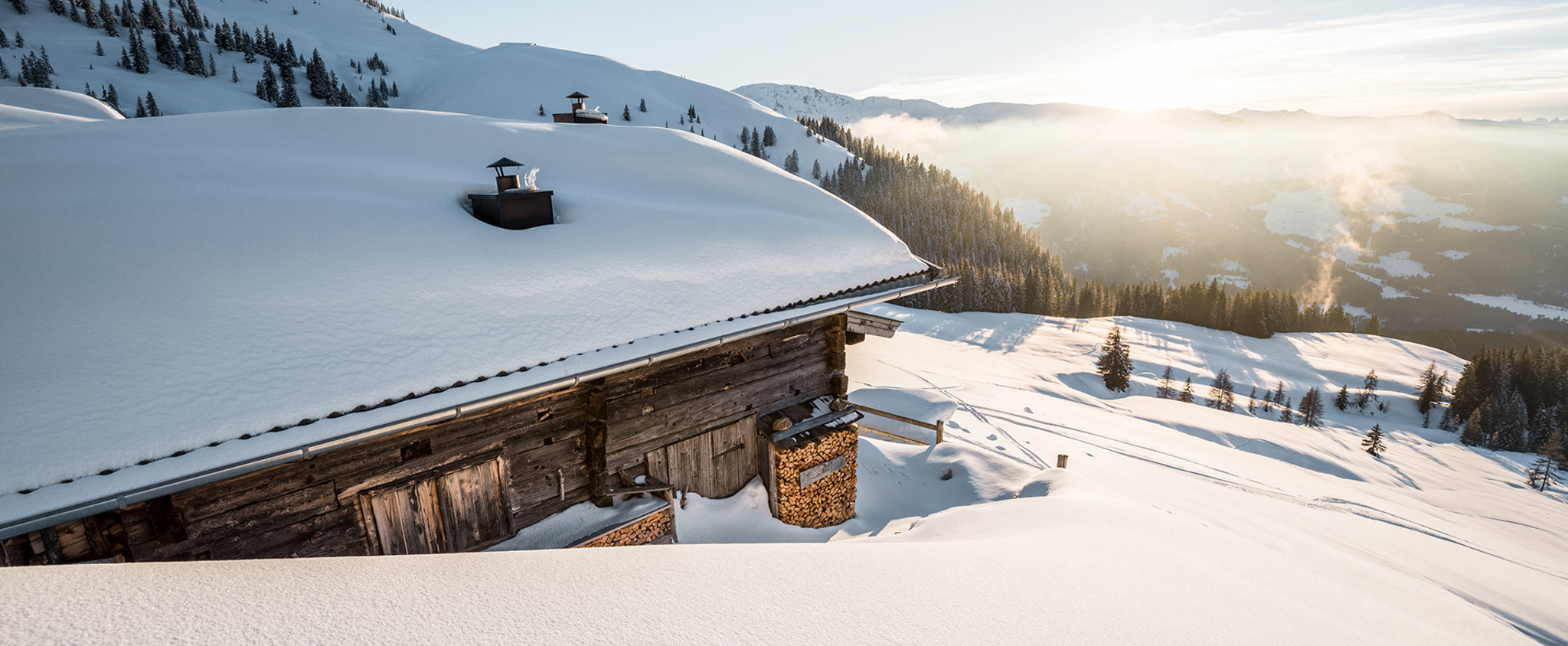 Tief verschneite Hütte im Brixental