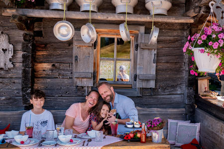 Familie beim Frühstück am Berg in der Region Wilder Kaiser