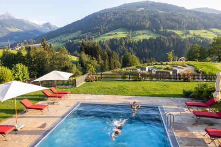 Pool mit Panoramablick und Schwimmer